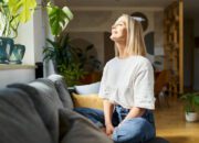 Cara Hidup Lebih Tenang Meski Dunia Lagi Berisik Banget