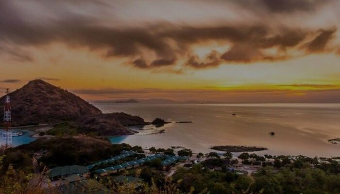Pantai Tersembunyi dengan Sunset Gokil yang Harus Kamu Lihat
