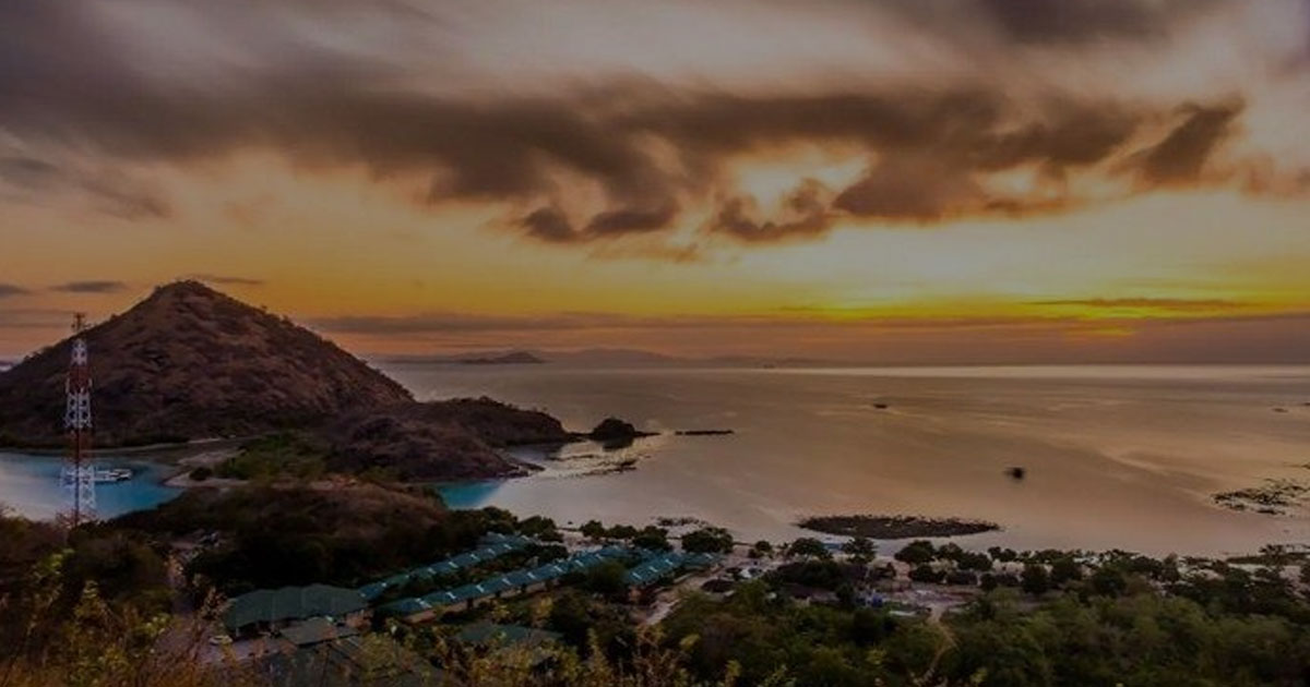 Pantai Tersembunyi dengan Sunset Gokil yang Harus Kamu Lihat