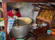 Soto Legendaris yang Bikin Orang Rela Antre Panjang