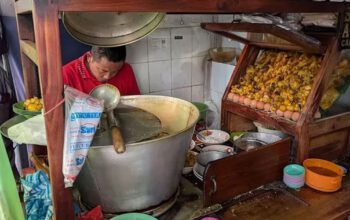 Soto Legendaris yang Bikin Orang Rela Antre Panjang