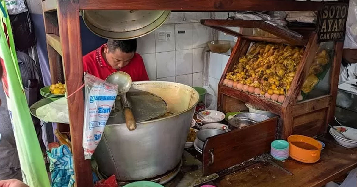 Soto Legendaris yang Bikin Orang Rela Antre Panjang